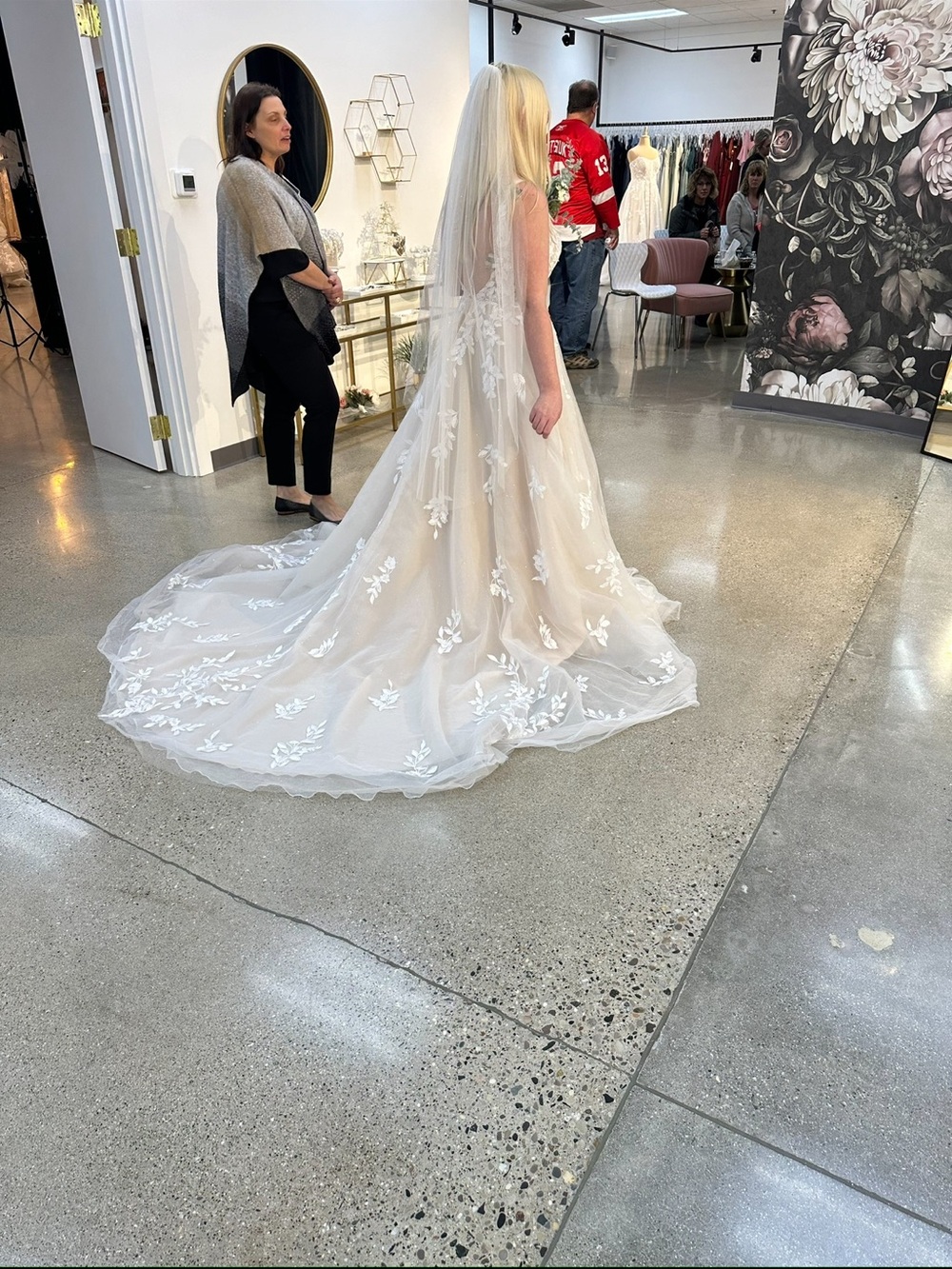 Bridal Veil and Lace Train - Cream Floral Appliqué